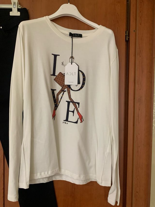 Pantaloni neri e maglietta bianca