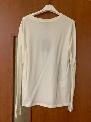 Pantaloni neri e maglietta bianca