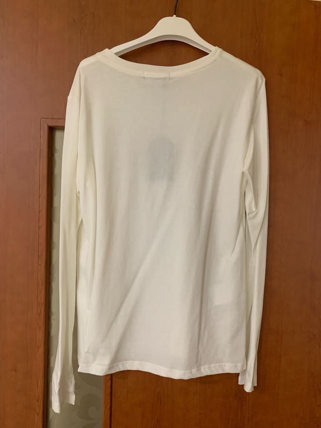 Pantaloni neri e maglietta bianca