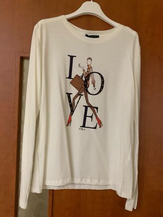 Pantaloni neri e maglietta bianca