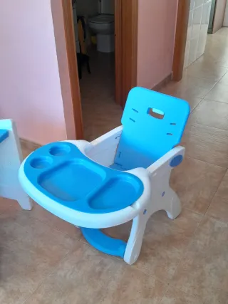 Trona de bebé con mesa y asiento azul y otro rosa