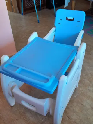 Trona de bebé con mesa y asiento azul y otro rosa