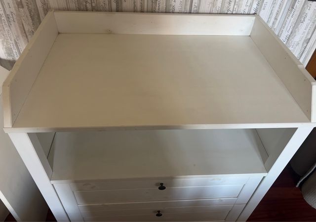 Cómoda blanca con opción de cambiador