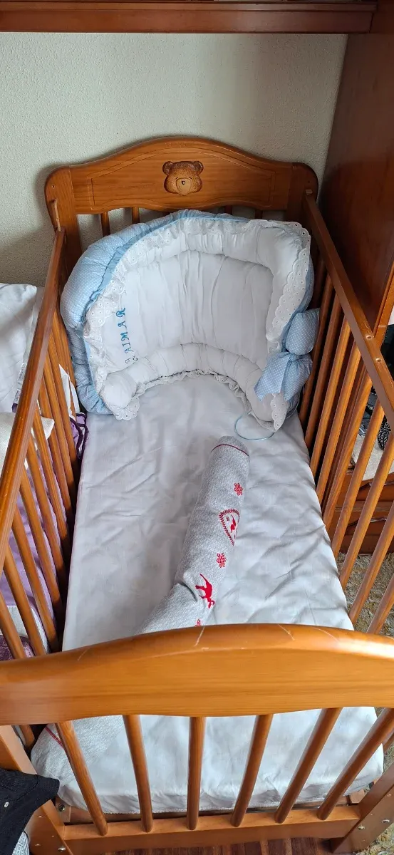 Cuna de bebé de madera