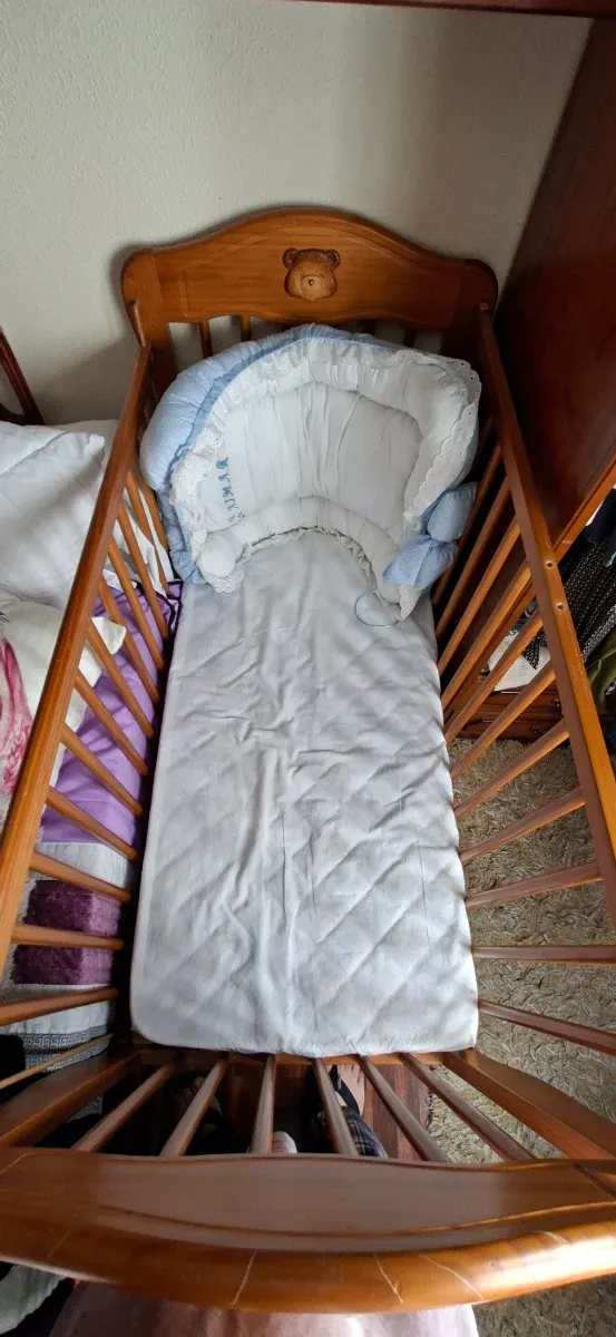 Cuna de bebé de madera