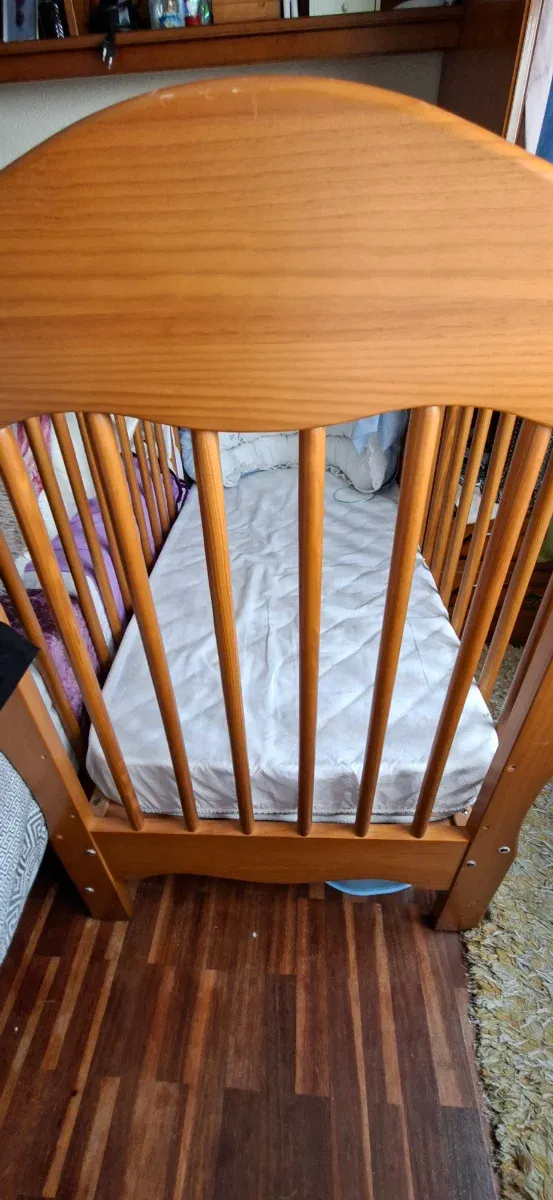 Cuna de bebé de madera