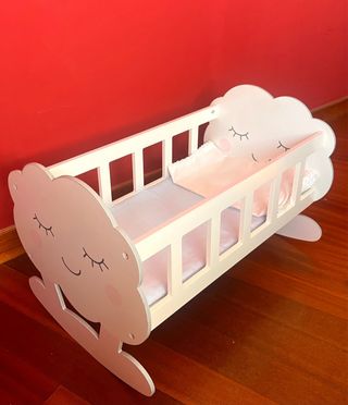 Cuna para muñecas con diseño de nube