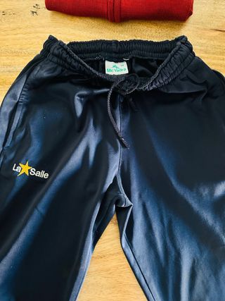 Pantalón chándal colegio La Salle
talla 14 ￼