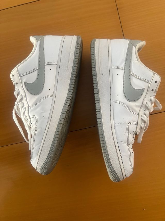 Tenis Nike Air Force 1 Blancos y Grises
