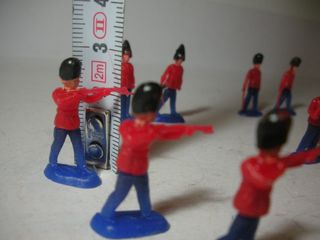 Lotto 12 Soldatini anni 60 guardie inglesi regina