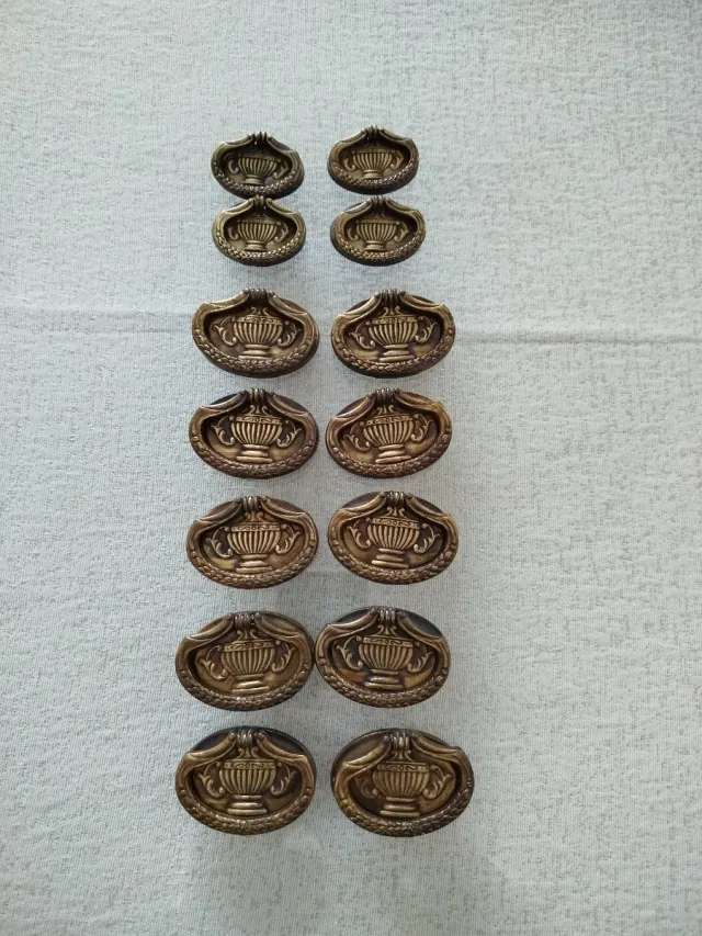 Tiradores de latón estilo clásico.