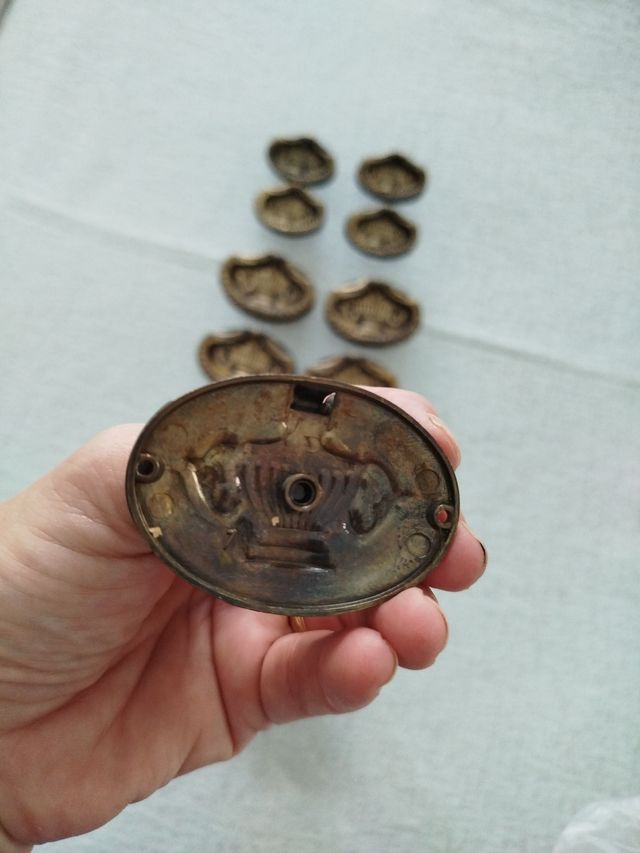 Tiradores de latón estilo clásico.