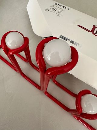 Lámpara  de mesa roja y blanca Strala