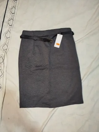 Falda tubo gris talla M con cinturón