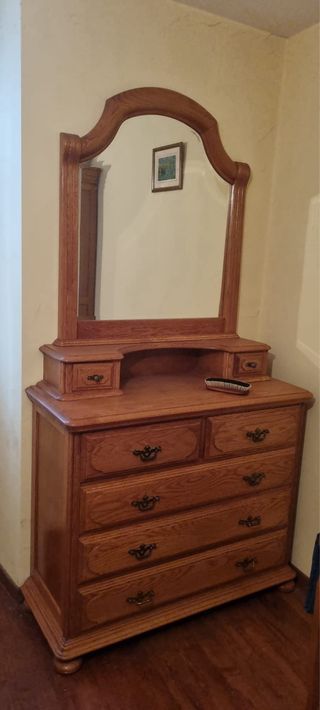 Camas de madera, mesilla, mueble tocador y armario