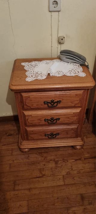 Camas de madera, mesilla, mueble tocador y armario