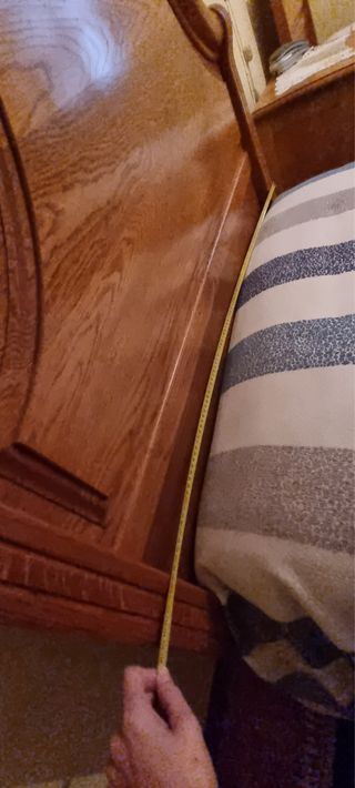 Camas de madera, mesilla, mueble tocador y armario