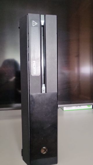 Xbox One Negra con Mando Blanco