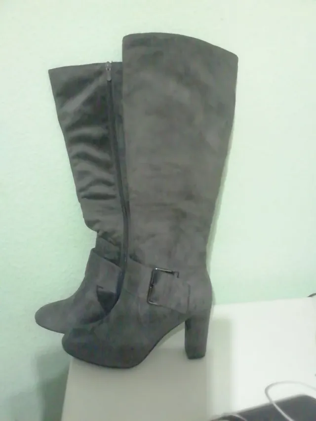 Botas altas grises con hebilla