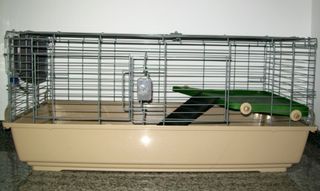 Jaula con accesorios para animales medianos