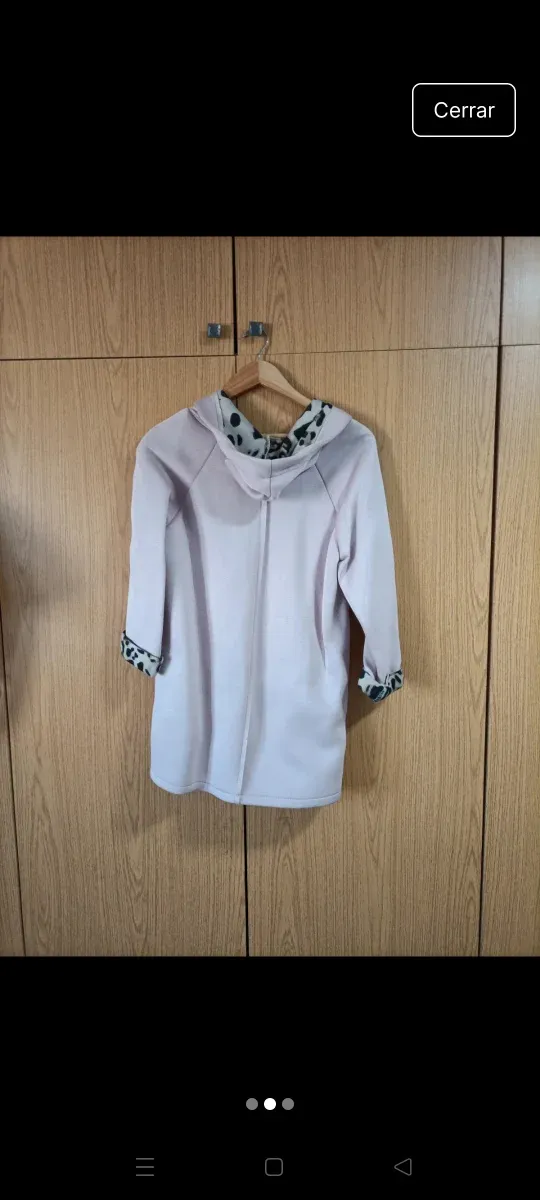 Chaqueta rosa con capucha y cremallera