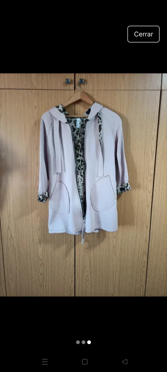 Chaqueta rosa con capucha y cremallera