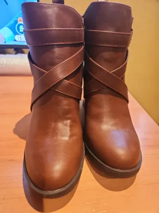 Botín tacón ancho marrón