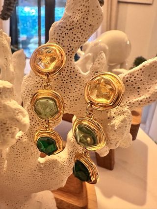 Pendientes varios, dorados y plateados con diseño.