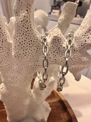 Pendientes varios, dorados y plateados con diseño.