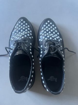 Dr. Martens Zapatos con Tachuelas. 
