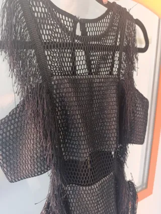 Vestido negro con flecos para fiesta