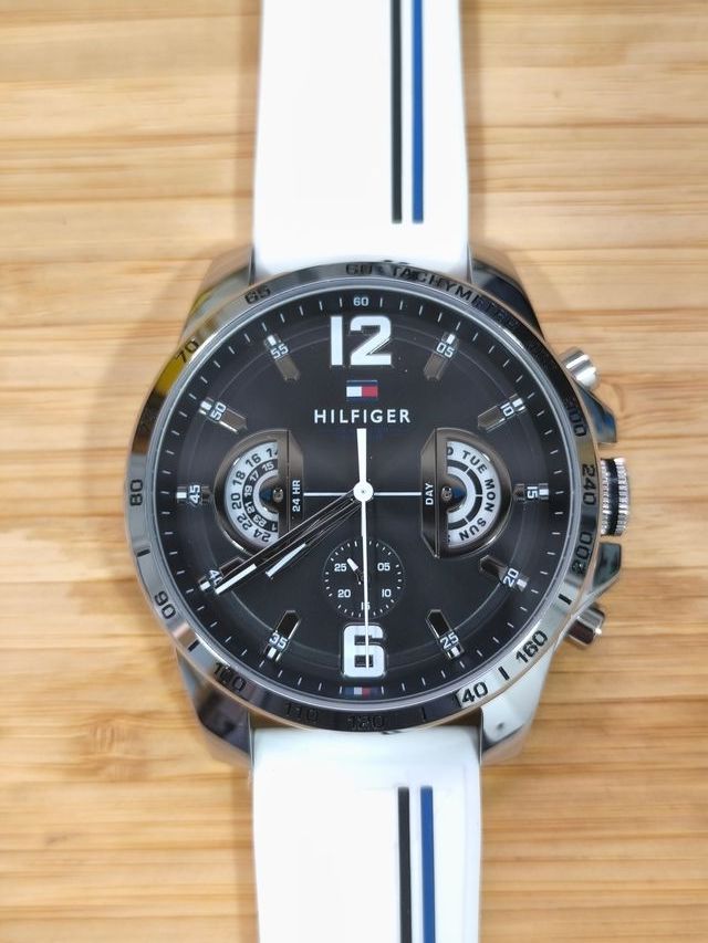 Reloj Tommy Hilfiger plateado Caja Negra