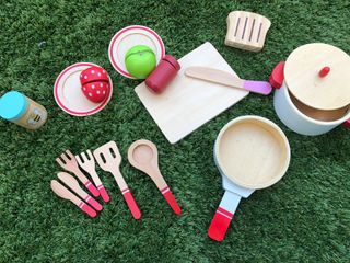 Juego Cocinita Madera: Vajilla y Utensilios