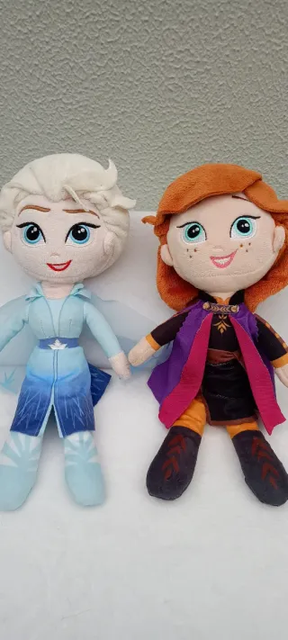 Elsa y Anna Frozen Peluches de Famosa.