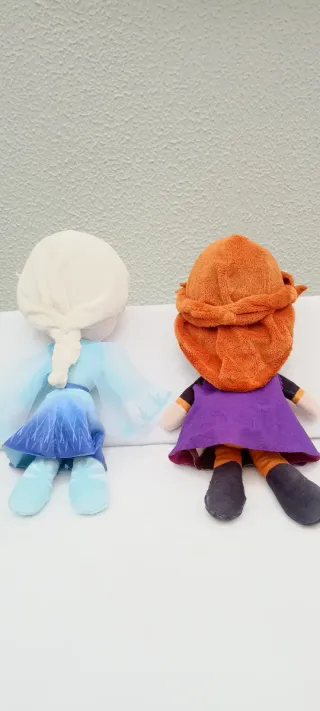 Elsa y Anna Frozen Peluches de Famosa.