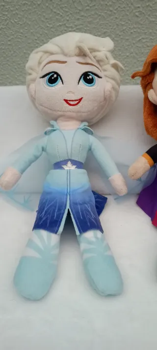 Elsa y Anna Frozen Peluches de Famosa.
