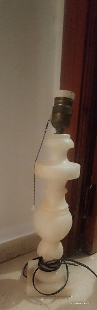 Lámpara de mármol y metal