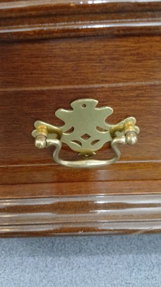 Vitrina de madera con detalles dorados