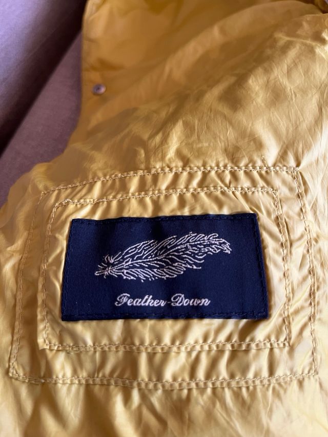 Chaleco de plumas amarillo con capucha