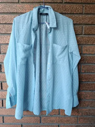 Camisa Bershka azul con puntos