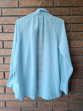 Camisa Bershka azul con puntos