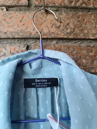 Camisa Bershka azul con puntos