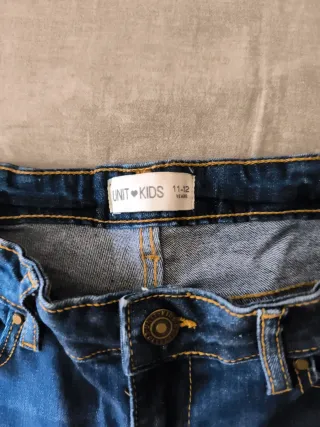 Pantalón vaquero niña estrecho.