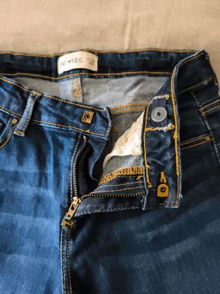 Pantalón vaquero niña estrecho.