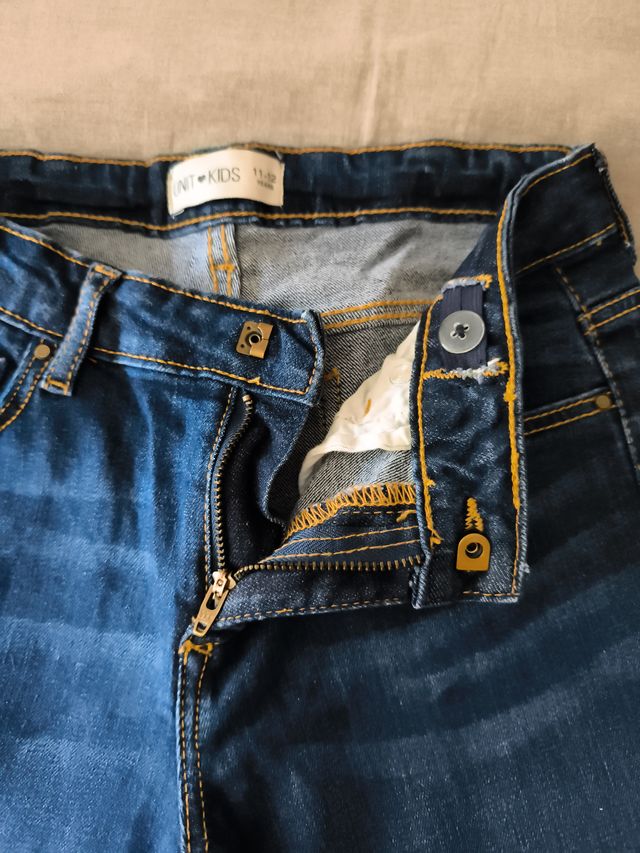 Pantalón vaquero niña estrecho.