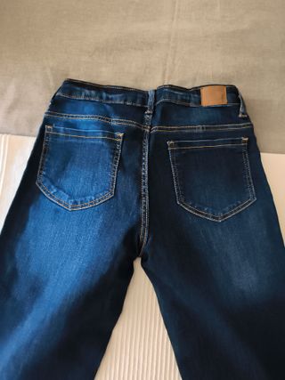 Pantalón vaquero niña estrecho.