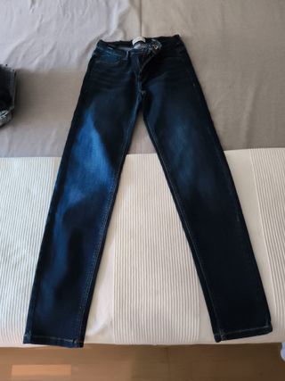 Pantalón vaquero niña estrecho.