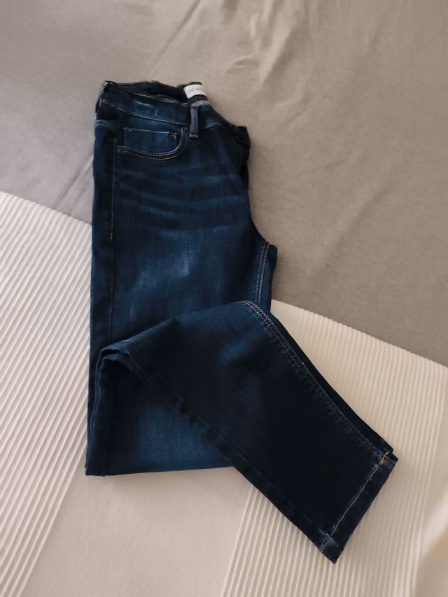 Pantalón vaquero niña estrecho.