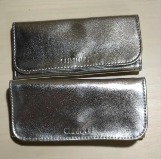 Estuche de brochas Clinique plateado