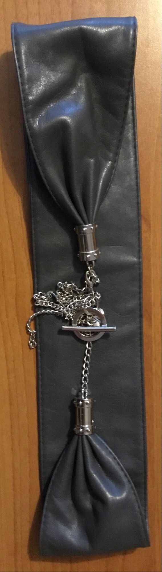 Cintura in pelle grigia con catena